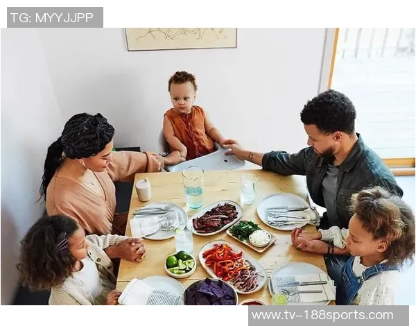 美媒分享库里一家六口温馨聚餐照片时光荏苒令人感慨不已