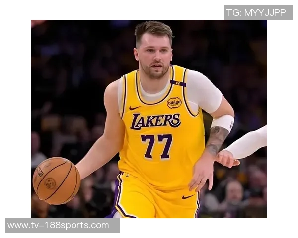 东契奇无奈摊手斯玛特遭大帽瞬间引发全场惊呼