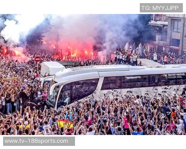 弗拉门戈球迷乘坐巴士发生翻车事故造成三人重伤